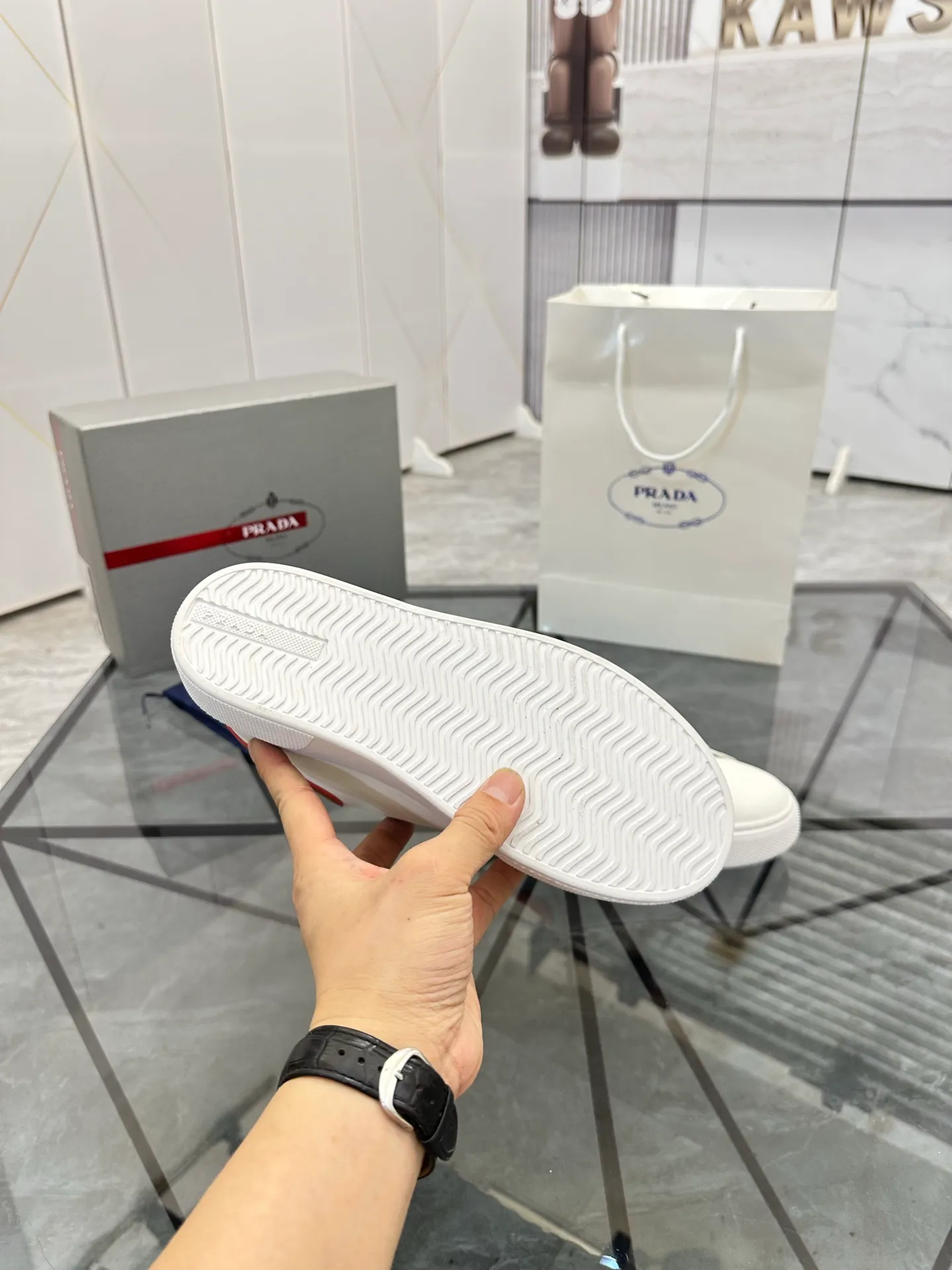 Men's shoes for sale 💰: 💰P520¥ High-end top quality Product trademark: Prada *"Prada*" low-top casual shoes Regular size: 35-45 (can be customized to 46) Couple style Product materials: imported first-layer cowhide leather upper, water-dyed sheep lining, original ultra-light foam outsole. No.: H201